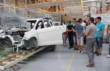 Производители на коли инвестират в България