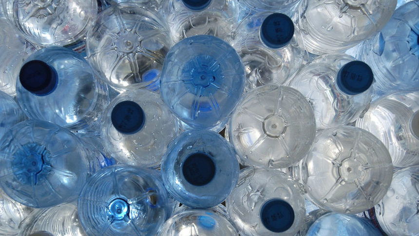 Неясна наредба за бутилираните води създава бъркотия и принуди ЕС да се намеси