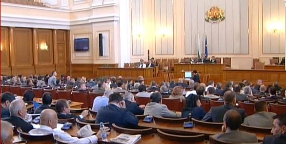 Депутатите приеха промени в КТ - стажантите вече с договори