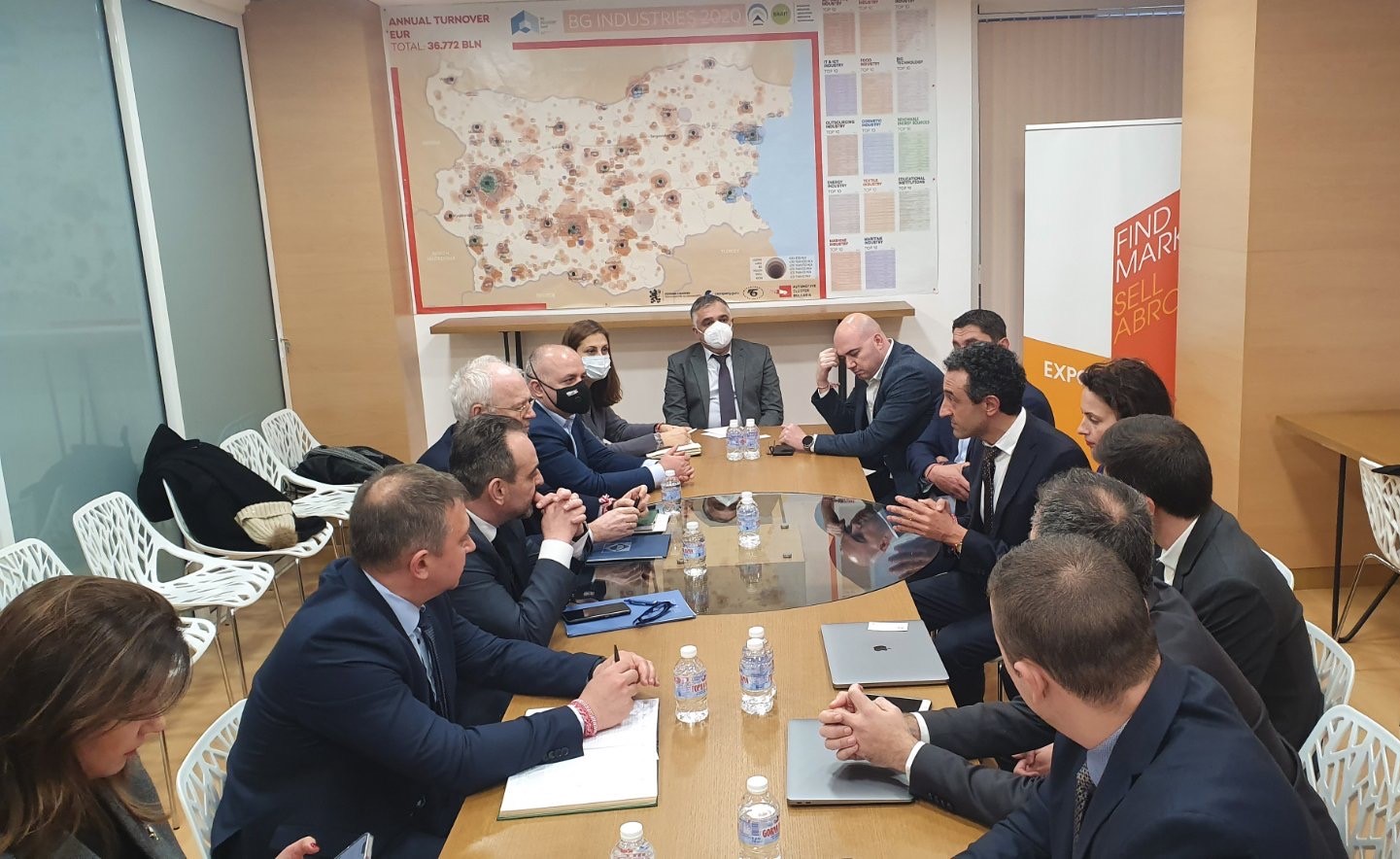 Министър Лорер обсъди с АОБР координация по настаняване и намиране на работа в помощ на идващите от Украйна