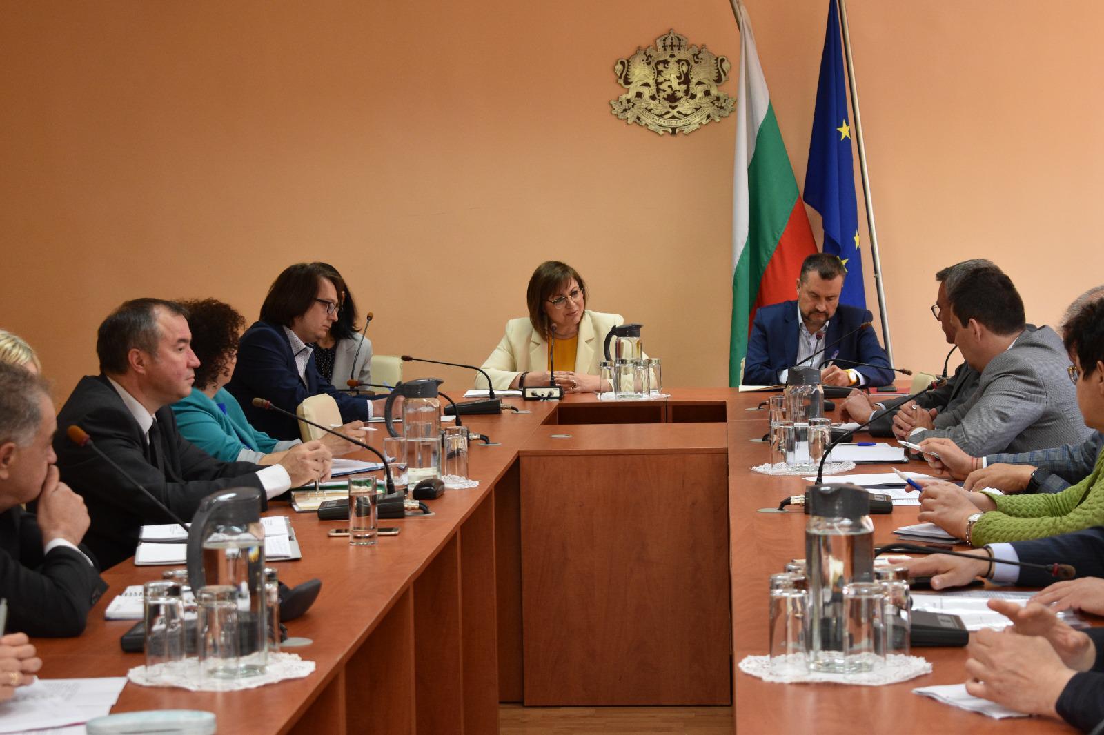 Министър Нинова събра 8 държавни институции и бизнеса на Съвет по горивата