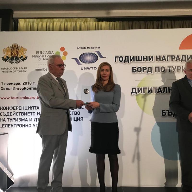 Радосвет Радев връчи награда за институционално партньорство на министър Ангелкова