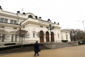 Дянков представя антикризисните мерки в Народното събрание