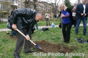 Вдигането на осигуровки – белег за безсилието на правителството, според читатели