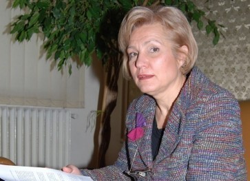 Менда Стоянова, председател на комисията по бюджет и финанси в НС: Вдигаме акциза върху горивата заради изисквания на Брюксел