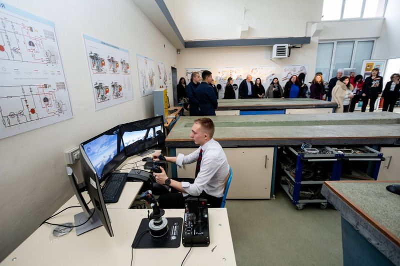 Откриха Център за високи постижения в ПГЕЕ в Кърджали